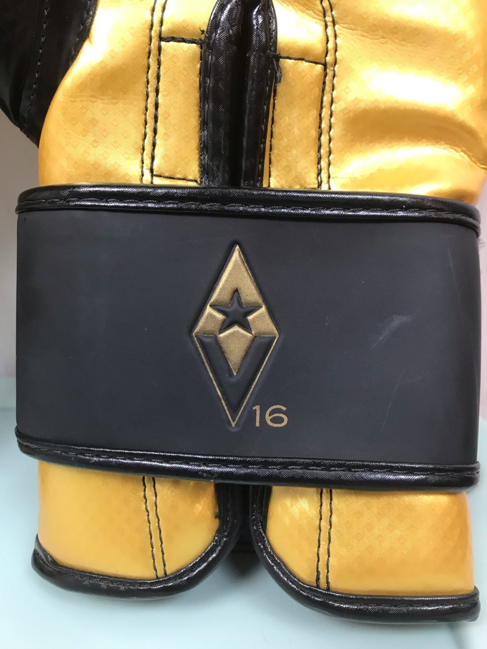 Revgear pinnacle P4 Gold & Black Boxing Gloves – 16oz - Picture 4 of 4